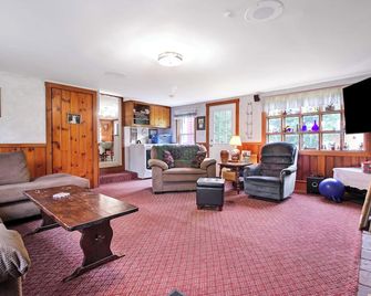 Secluded farmhouse with private inground pool! - Hartland - Sala de estar