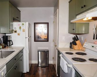 Guesthouse in the heart of Historic Folsom - Folsom - Keuken
