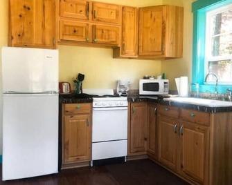Cabin Getaway - Cashmere - Kitchen