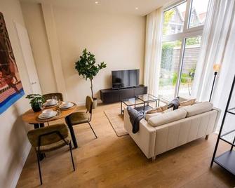 Boutique 2 Bed Serviced Apartment 54m2 -Mst40b- - Rotterdam - Living room