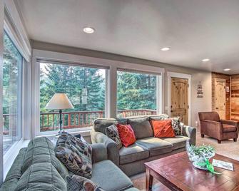 Peace in the Pines Cle Elum Cabin with Trail! - Cle Elum - Living room