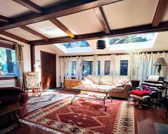 Relax in Fairfax quiet cottage in the redwoods. - Fairfax - Living room