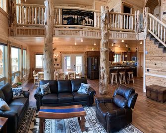Yellowstone Moose Lodge+hottub+sauna+wifi+ac+10miles2ynp - Island Park - Wohnzimmer