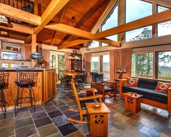Brevard Cabin - mountain views, lake access, golf, close to hiking & waterfalls - Brevard - Living room