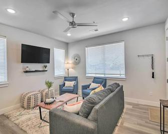 Gorgeous Greeley Getaway - Close to Parks! - Greeley - Living room