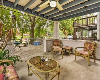 Quiet Lake Conroe Townhome w/ 2 Boat Slips! - Willis - Patio