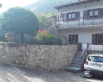 Mountain summer winter two-room apartment 4/5 beds - Vezza d'Oglio - Vista del exterior