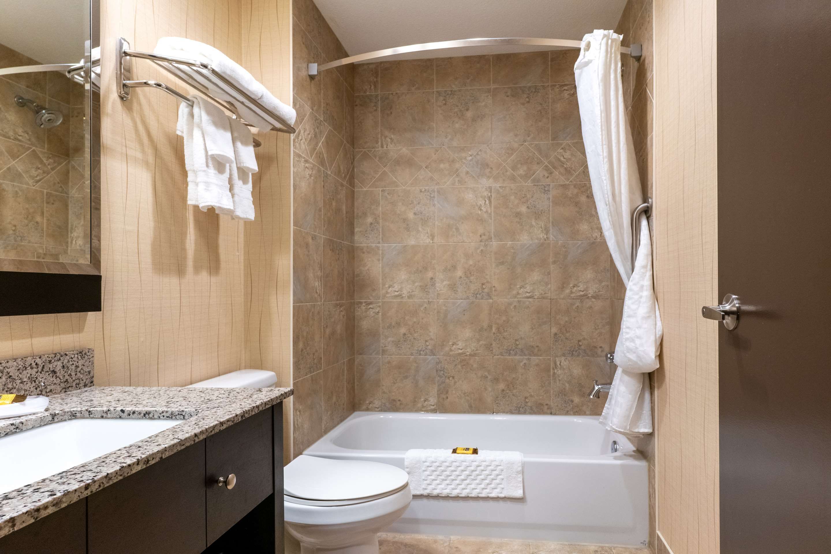 Best Western Plus South Edmonton Inn & Suites thumbnail 3
