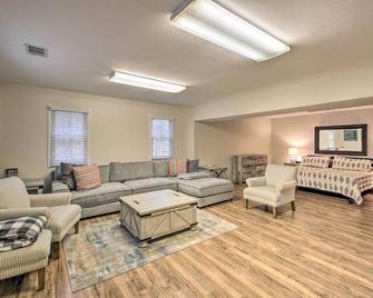 15 Mi to Hot Springs Nat'l Park: Home w/ Fire Pit! - Hot Springs Village - Sala de estar