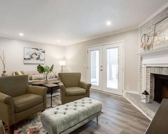 Modern + Cozy Townhome - minutes to Avalon w/king - Roswell - Living room