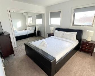 Modern Comfort in Keilor East - Keilor - Bedroom