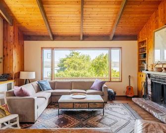Inverness beach house overlooking Tomales Bay - Inverness - Living room