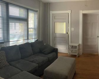 Charming Ground floor 2-bedroom apartment with WiFi, AC in tranquil Glens Falls - Glens Falls - Obývací pokoj