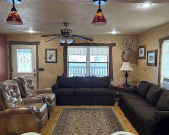 Charming 2-bedroom farmhouse in nice Shamrock with AC - Shamrock