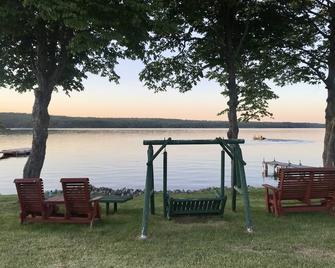 3 bedrooms Cozy Cabin on Westport Ontario, Family and pet friendly ! - Westport - Patio
