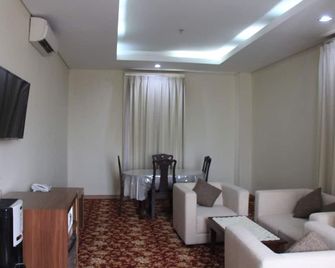 Hotel Namira Syariah Pekalongan - Pekalongan - Living room