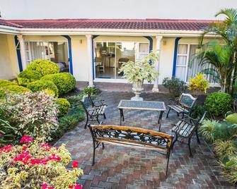 Santorini Guesthouse - East London - Patio