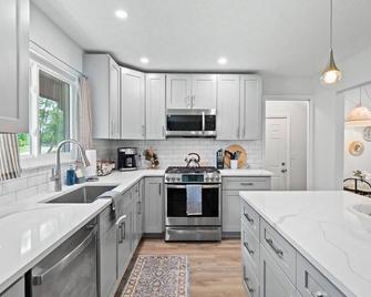 Spacious and Luxury Designed Ranch with Game Room - Strongsville - Kitchen