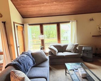 Charming 2BR condo at Greek Peak near Finger Lakes, Gutchess Sports complex - Cortland - Phòng khách