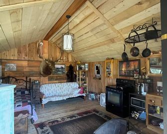 Beautiful cabin with rustic charm in Eureka, MT! - Eureka - Living room