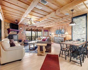 Black Bear Cabin Fox Mountain - Franklin - Living room