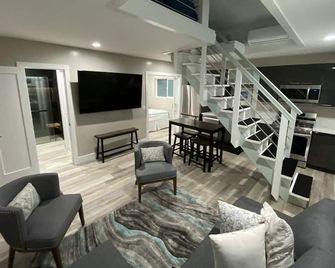 Hb Hideaway · 2 Mi To Beach · 60+ Day Savings · Ideal For Snowbirds & Wfh! - Huntington Beach - Living room