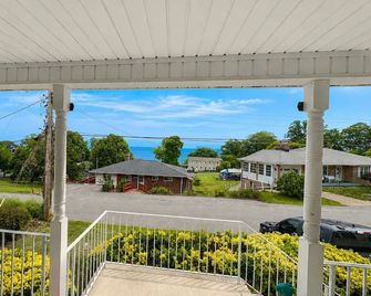 Chesapeake Bay Views • Sleeps 8 • Walk to Beach - Chesapeake Beach - Balcony