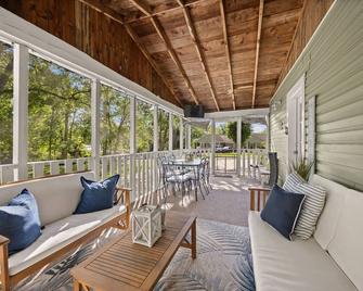 Charming 2 Bedroom Cabin Minutes from Lake Cumberland, Great Outdoor Seating! - Somerset - Балкон