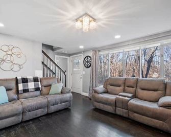 Sakura House: Spacious 4BR w/ Gym & Premium Design - Northborough - Living room