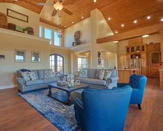 Beautiful Waterfront Home With Boathouse And Huge Porches! - Hackberry - Sala de estar