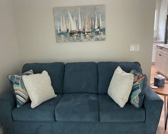 Backroad Getaway -Brand New 3-bedroom retreat near Sports at the Beach & DE Turf - Greenwood - Salon