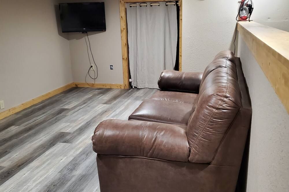 Missouri River Get Away For Your Fishing, Hunting and Family Adventures - Chamberlain - Living room