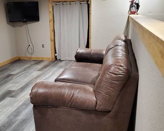 Missouri River Get Away For Your Fishing, Hunting and Family Adventures - Chamberlain - Living room