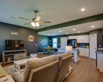 Madill Vacation Rental with Grill Near Lake Texoma! - Madill - Wohnzimmer