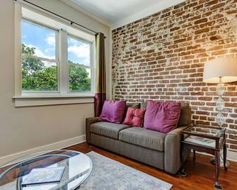 Loft steps from City Hall and River Streets - Savannah - Living room