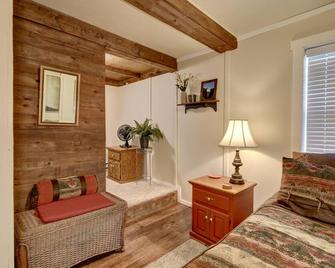 The Cozy Little Red Cottage Near Amish Country - Dover - Living room