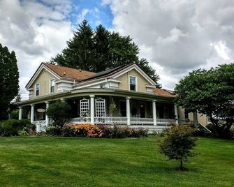 The Perfect Wine Trails Location - The Garden Suite - Interlaken - Building