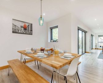 Three bedroom dog friendly holiday home in the Cotswolds - The New Bakehouse - Stroud - Dining room