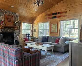 Epic Sunsets + Pontoon Rental | Kayaks & Firepit - Pequot Lakes - Living room