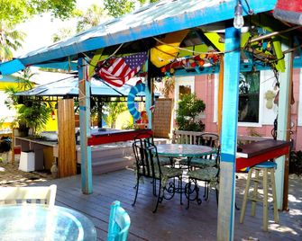 100 Steps to the Beach, Family and Pet friendly Real Beach Cottage - Clearwater - Patio