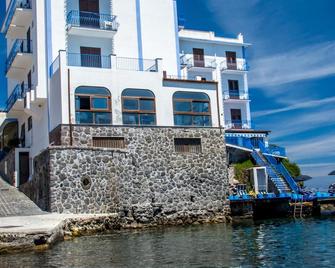 Hotel Rocce Azzurre - ליפארי - בניין