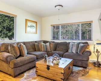 Serendipity Cabin - Quaint Log Cabin on Rock Creek - Clinton - Living room
