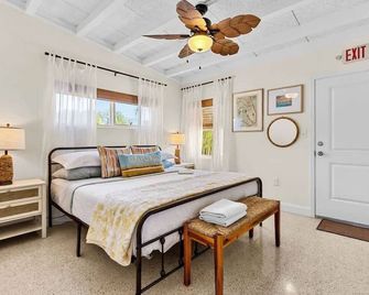 Luxury Beach Cottage | Walk to Dining & Sunset - Indian Rocks Beach - Bedroom