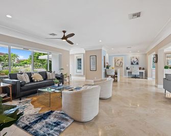 Experience the Florida Sun at Beach Bunny, a Sunny Private Heated Pool Getaway! - Wilton Manors - Hall