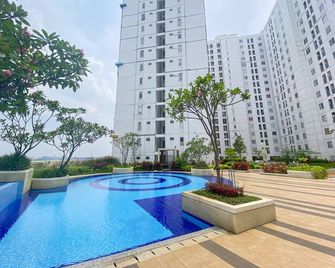 Best Deal and Spacious Studio at Bassura City Apartment By Travelio - Τζακάρτα - Πισίνα