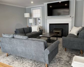 Thames River Retreat · Ct College+casinos+uscga - Waterford - Living room