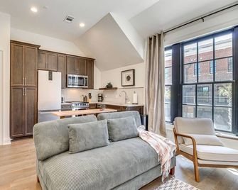 Lovely Savannah Studio: 1 Mi to Historic District! - Savannah - Living room