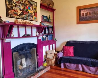 Cozy Railway Cottage - Ohakune - Living room