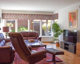 4 Bedroom Awesome Home In Ystad - Ystad - Vardagsrum