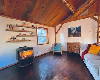 Charming 2-bedroom cabin near Bluewood Ski Resort - Dayton - Living room